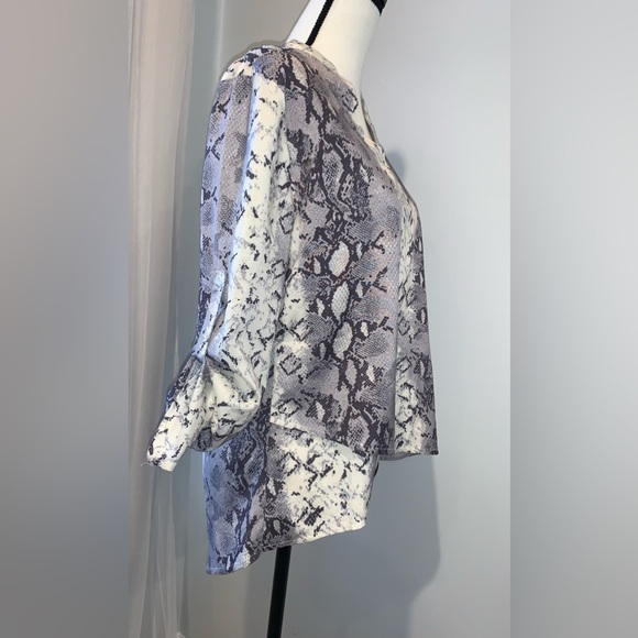 CHIC ❤️ Boutique faux snakeskin roll sleeve crossover women’s top size medium - Picture 5 of 12
